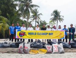 Sambut World Cleanup Day 2026, Riahi Villas by Swiss-Belhotel Batam Bersihkan Pantai Nirup Island